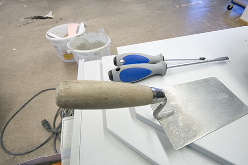 Ein Spachtel und Schraubenzieher auf einem Tisch.