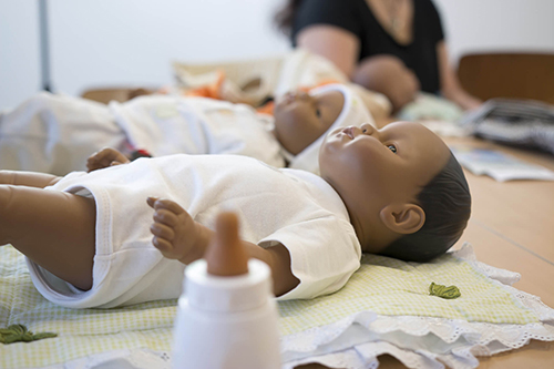 Bild einer Baby Puppe, mit der junge Eltern das Füttern üben können.