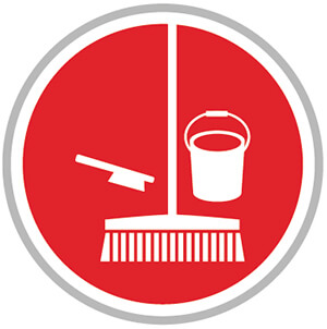 Besen, Kehrbesen und Eimer.