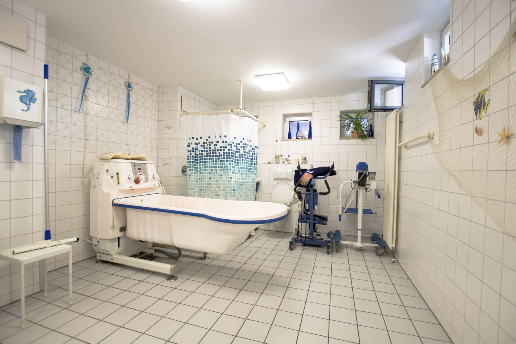 Barrierefreies Pflegebad mit moderner Ausstattung und Hebehilfen.