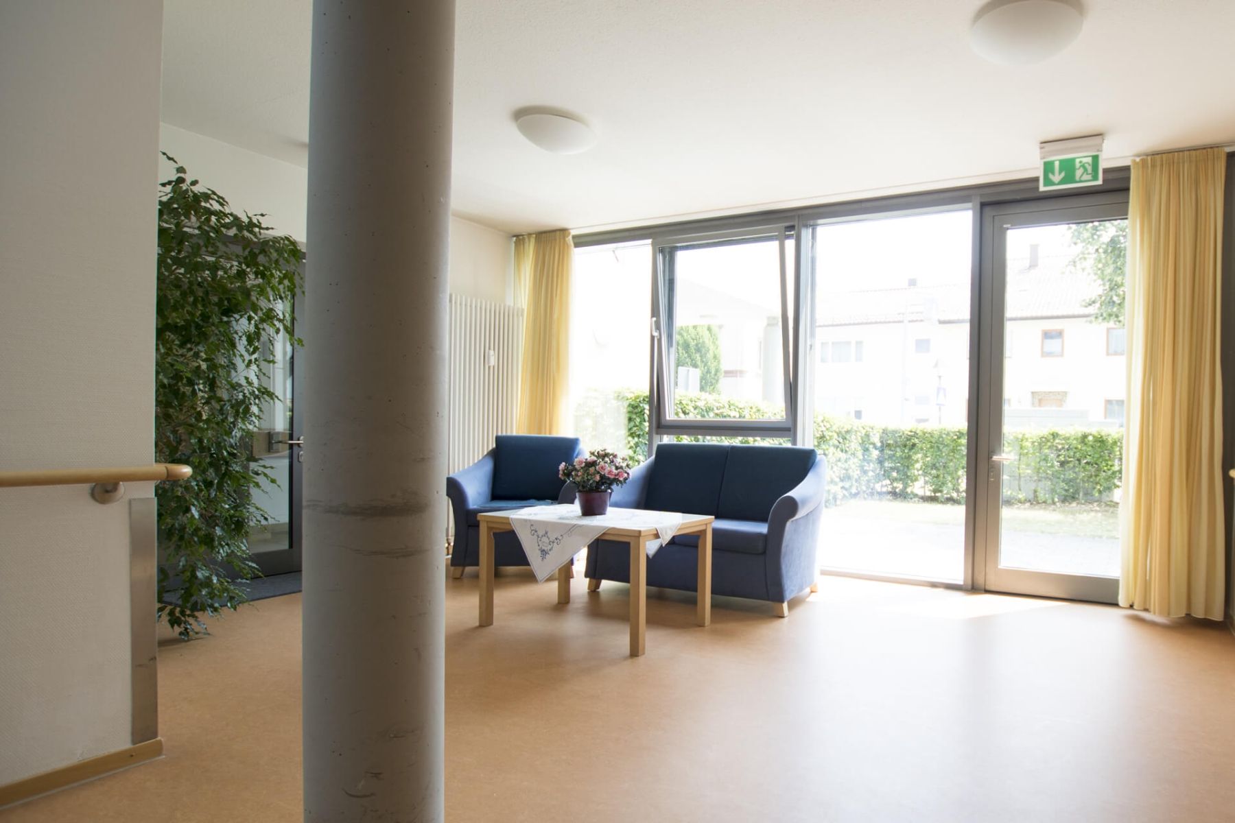 Gemütliche Sitzecke mit zwei Sofas und Couchtisch in heller Umgebung.